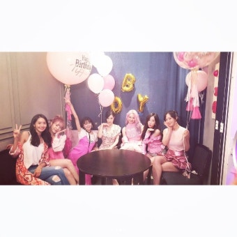 티파니, 생일&10주년 파티 훈훈한 현장 공개 with 소녀시대