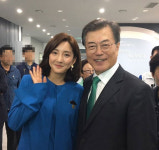 “인자한 미소의 대통령님”…바다, 문재인 대통령과 훈훈한 만남