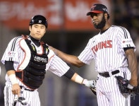 [포토] 유강남-소사 ‘서로를 위로하며’