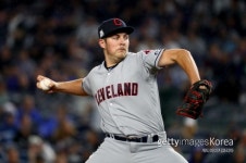 [ALDS] ‘3일 휴식 후 등판’ 바우어, 1 2/3이닝 4실점 강판