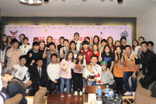 W카페에 가면…별들이 서빙을 한다고?