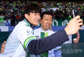[포토] 김민재 ‘감독님과 기념사진 하나 남겨야죠’