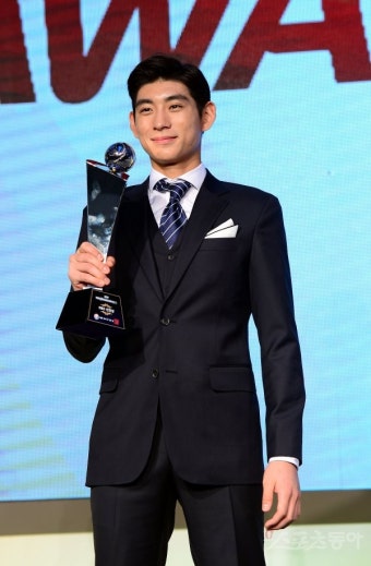 ‘2017 신인왕’ 넥센 이정후 “내년엔 더 발전된 모습 보여드리겠다”