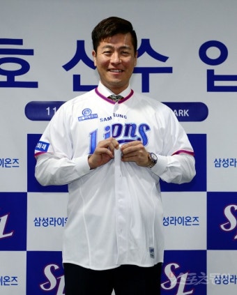 [포토] 강민호 ‘유니폼 입으니 삼성 이적 실감난다!’