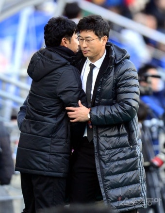 [포토] 김도훈 감독 ‘이승엽 감독대행, 수고많았어요’