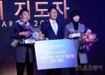 [포토] KFA, 올해의 지도자상 박기욱 감독-권무진 감독
