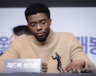 [포토] 채드윅 보스만 ‘나랑 많이 닮았군~’