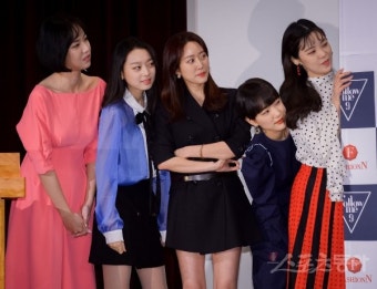 [포토] 장희진의 포토타임을 관찰하는 MC들