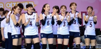 [포토] 여자 배구대표팀 ‘슈퍼매치 즐겨요’