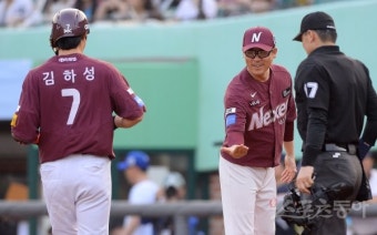 [포토] 장정석 감독 ‘김하성 홈런 축하해~’
