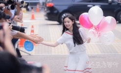 (주)에프디에이 하이파이브요양원점 | [포토] 에프이엔티 김도아 ‘팬들과 하이파이브~’
