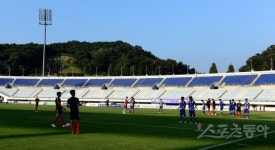 [포토] 지붕없는 축구장에서 연습하는 축구 대표팀!