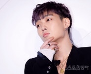 [포토] 아이콘 바비 ‘나 지적인 남자야’