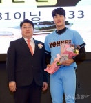 [포토] 연세대 박윤철, 대학부 투수 우수선수상