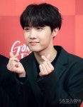 [포토] ‘골든디스크’ 방탄소년단 제이홉 ‘여심 녹이는 손하트’