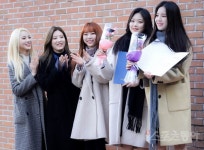 [포토] 동료들의 축하를 받는 이달의 소녀 현진과 희진