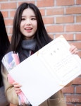[포토] 이달의 소녀 희진 ‘졸업장 들고 밝은 미소’