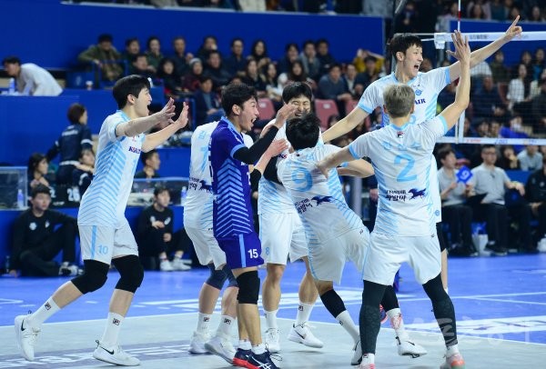 대한항공, 현대캐피탈의 정규리그 1위 확정 미루며 역전 승리 주목