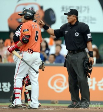 [포토] 전일수 심판 ‘이번 땅볼은 파울’