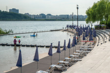 지하철역 옆 물놀이장…워터파크가 따로 없네