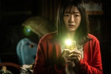 [DAY컷] ‘변신’ 성동일 가족, 악마에게 교란된 모습…공포 스틸 8종