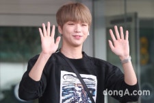 [동아포토]강다니엘, 반가운 손인사