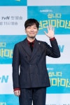 ‘쌉니다 천리마마트’ 이동휘 “안경 벗으면 초미남? 만화는 만화일 뿐”
