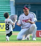 [포토] 아들에게 꽃다발 받는 이동현