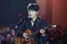 신화 김동완, 크리스마스 이벤트 준비…소극장 콘서트 성황
