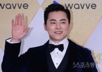 [포토] 조정석 ‘여유 넘치는 손인사’