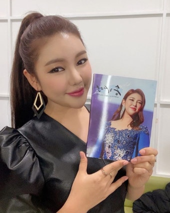 [DAY컷] 송가인 포니테일, 가죽 원피스로 완성한 시크룩