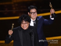 [포토화보] ‘기생충’ 각본상 수상…봉준호-한진원, 영광의 얼굴들 (제92회 아카데미 시상식)