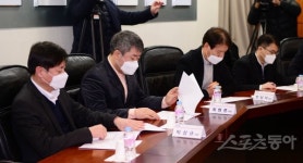 [포토] 자료 살피는 박성규-최현준-전삼식 단장