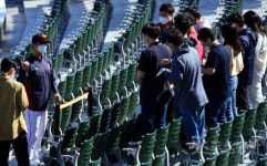 [포토] 사회적 거리두기 인터뷰하는 허문회 감독!