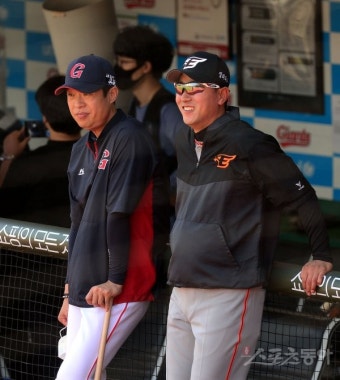 [포토] 최원호 감독대행 ‘허문회 감독과 첫 만남!’