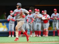 [포토] 김성용 ‘7회 역전의 기쁨’