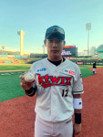 [스토리 베이스볼] ‘최후의 생존자’ KT 송민섭의 목소리는 오늘도 잔뜩 쉬어있다
