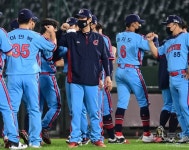 [포토] 선수들과 기쁨 나누는 허문회 감독