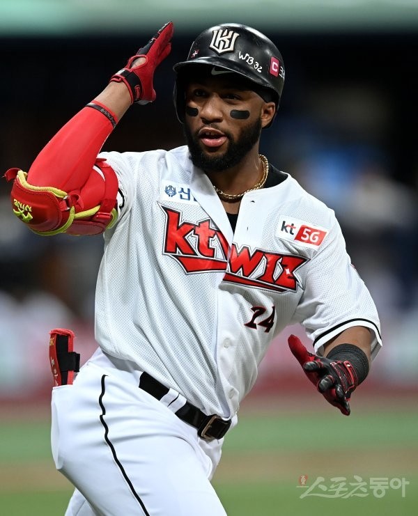 KT 위즈의 외국인 타자 로하스, KBO 리그 역사를 쓰다