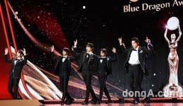 [DA포토]몬스타엑스, 화려한 축하무대 (2021 청룡영화제)