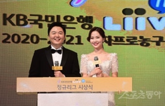 [포토] 김기웅-김가현 ‘여자프로농구 시상식을 시작합니다’