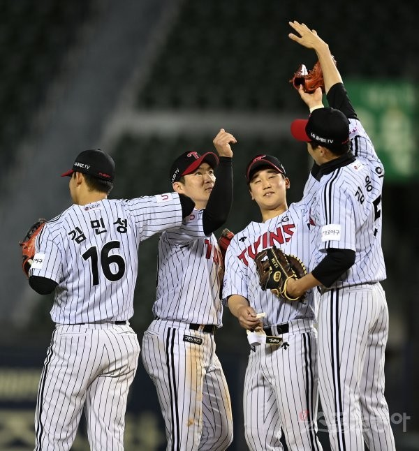 LG, 오지환의 결승 홈런으로 삼성 꺾고 5연승 질주 중!