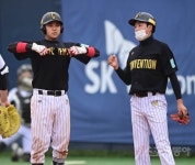 [포토] 강산 ‘깔끔한 선제 타점’