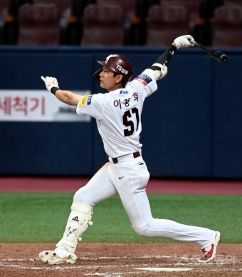 [포토] 2루타 이정후, 3안타 경기 완성!