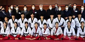 WT시범단과 기념 촬영하는 조정원 회장-반기문 전 총장 [포토]