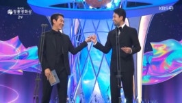 이정재·정우성 “우리는 깐부, 공동수상하고파” (청룡영화상)