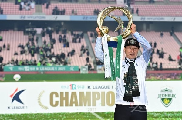 베트남 축구, 한국 감독 김상식의 선물과 소통으로 우승 차지