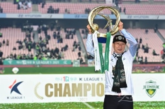 베트남 축구, 한국 감독 김상식의 선물과 소통으로 우승 차지