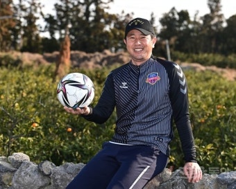 ‘수원FC 3년차’ 김도균 감독, “기존 틀에 적절한 영입, 시행착오 없이 더 높은 곳 바라본다!” [캠프 인터뷰]