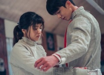 김태리·남주혁, 닿을 듯 말듯 밀당 펜싱 대련 (‘스물다섯 스물하나’)